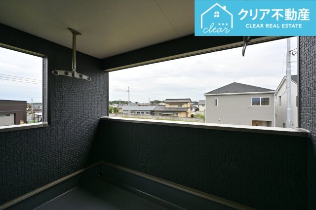 【バルコニー】 | 邑楽町中野第4　クレイドルガーデン | 屋根付きワイドバルコニーなので、急な雨の時も安心♪竿受けも設置済み！