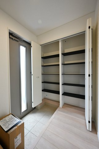 【玄関】 | 邑楽町中野第4　クレイドルガーデン | 大型のシューズボックスがあるので、家族全員の靴をしっかり収納！玄関スッキリ！