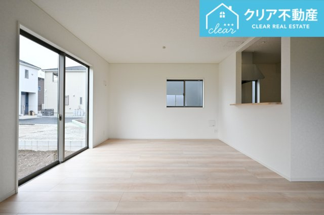 【居間・リビング】 | 邑楽町中野第4　クレイドルガーデン | 日当たりがよく広いリビングは家族が自然と集まる居心地の良い空間です♪