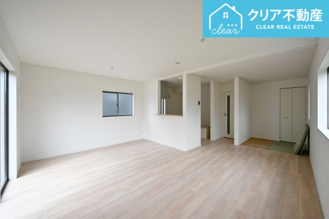 【居間・リビング】 | 邑楽町中野第4　クレイドルガーデン | 大型ＴＶも余裕で置けちゃう！ワイドなリビングで家族団らんの時間も増えそうですね♪