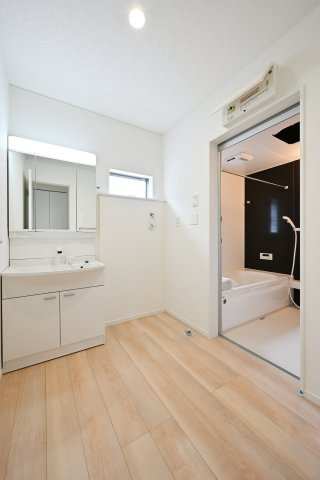 【独立洗面台】 | 邑楽町中野第4　クレイドルガーデン | 3面ミラーの後ろは収納スペースを完備。生活感のあるものは隠して、スッキリシンプルな洗面台に！