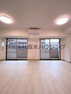 【居間・リビング】 | 　PHOENIX COURT 交野Ⅰ | 明るいリビングです