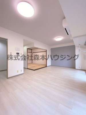 【居間・リビング】 | 　PHOENIX COURT 交野Ⅰ | こちらのリビングで趣味の時間をお楽しみください