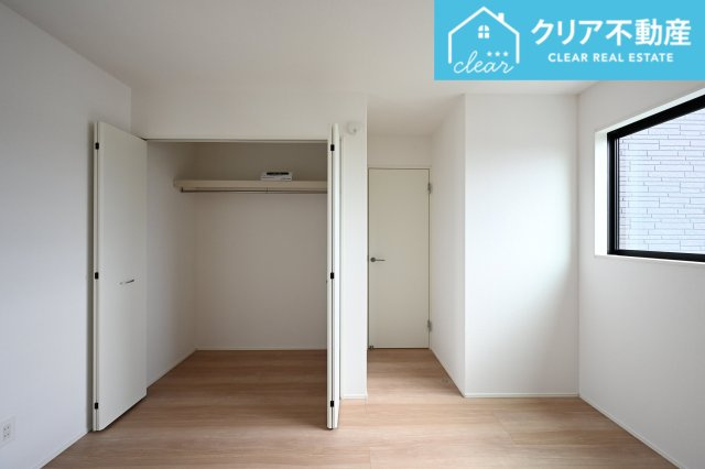 【洋室】 | 大泉町吉田2期2棟 グラファーレ　1号棟 | 広々としたクローゼットでお部屋はいつでもスッキリクリアに！