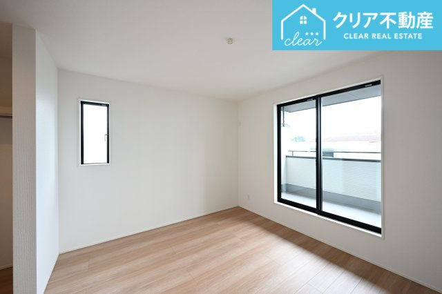 【寝室】 | 大泉町吉田2期2棟 グラファーレ　1号棟 | 2面採光の洋室は日当たりがよくあったか♪