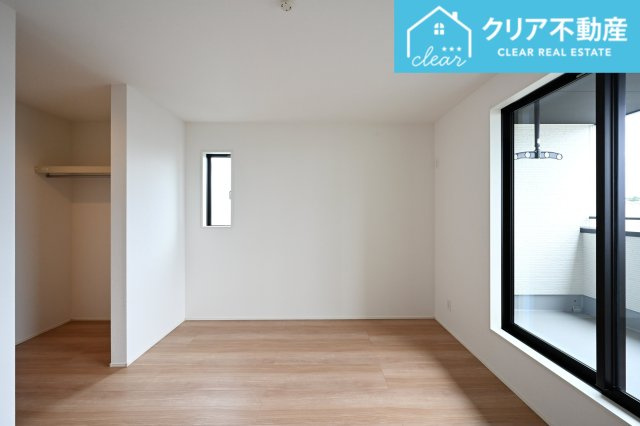 【収納】 | 大泉町吉田2期2棟 グラファーレ　1号棟 | 日当たりのよい寝室は大容量のウォークインクローゼット付き！