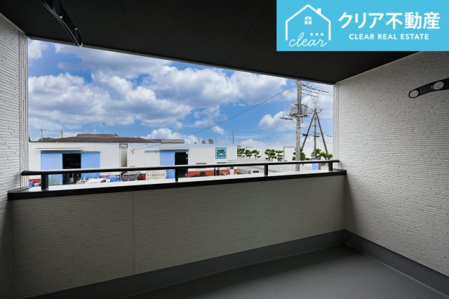 【バルコニー】 | 大泉町吉田2期2棟 グラファーレ　1号棟 | 屋根付きワイドバルコニーなので、急な雨の時も安心♪竿受けも設置済み！