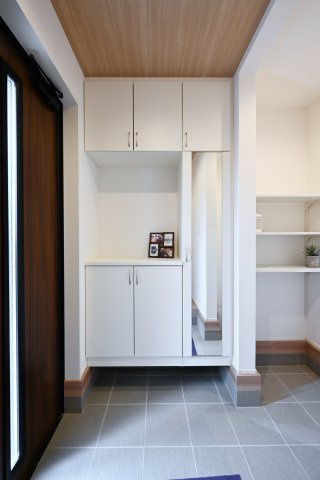 【玄関】 | 大泉町吉田2期2棟 グラファーレ　1号棟 | 大型のシューズボックスがあるので、家族全員の靴をしっかり収納！玄関スッキリ！