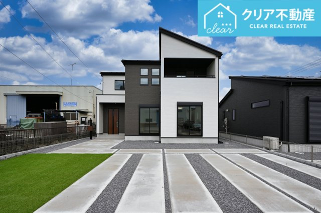 【外観】 | 大泉町吉田2期2棟 グラファーレ　1号棟 | スッキリクリアな青空に映えるエクステリア！
日当たり良好な立地です♪