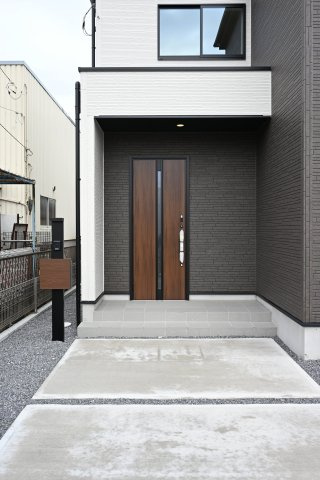 【玄関】 | 大泉町吉田2期2棟 グラファーレ　1号棟 | 玄関はディンプルキー＆ダブルロックドア採用で防犯対策もバッチリです！