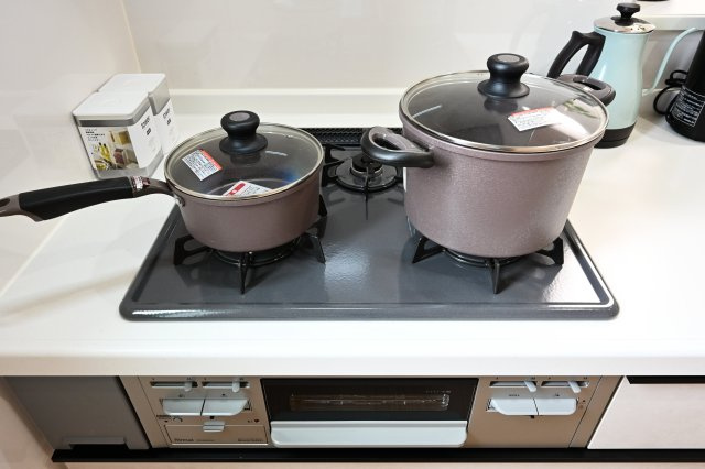 【設備】 | 大泉町吉田2期2棟 グラファーレ　1号棟 | 三口コンロで家事効率アップ！