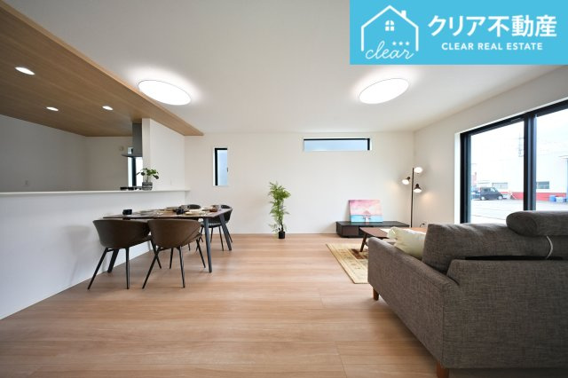 【居間・リビング】 | 大泉町吉田2期2棟 グラファーレ　1号棟 | 日当たりがよく広いリビングは家族が自然と集まる居心地の良い空間です♪