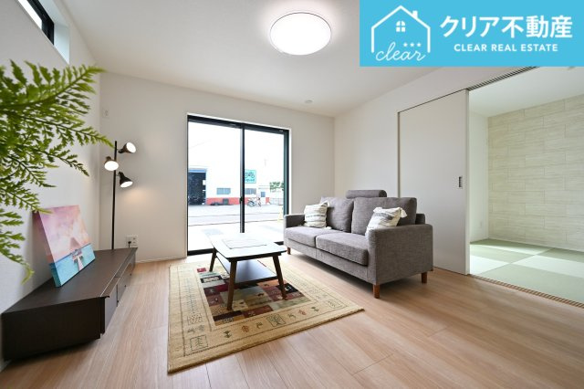 【居間・リビング】 | 大泉町吉田2期2棟 グラファーレ　1号棟 | 大型ＴＶも余裕で置けちゃう！ワイドなリビングで家族団らんの時間も増えそうですね♪