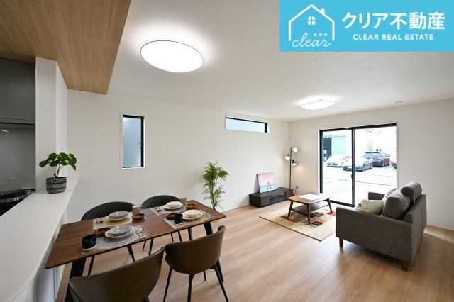 【居間・リビング】 | 大泉町吉田2期2棟 グラファーレ　1号棟 | 家族揃っての食事が楽しくなる広々としたダイニング♪