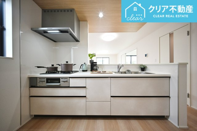 【キッチン】 | 大泉町吉田2期2棟 グラファーレ　1号棟 | 対面タイプならキッチン内にいながらご家族やお客様との会話が楽しめます