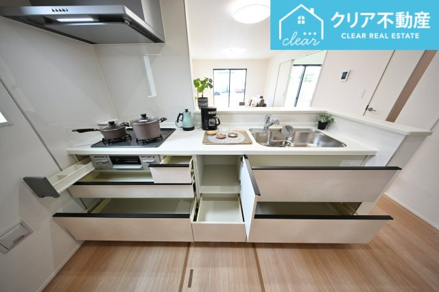 【キッチン】 | 大泉町吉田2期2棟 グラファーレ　1号棟 | スライド収納付きシステムキッチン。パスタ鍋や圧力鍋の出し入れもスムーズ！