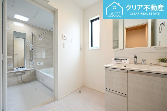 【独立洗面台】 | 大泉町吉田2期2棟 グラファーレ　1号棟 | 3面ミラーの後ろは収納スペースを完備。生活感のあるものは隠して、スッキリシンプルな洗面台に！