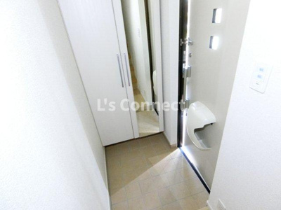 【玄関】 | セブンヒルズⅥ | 背の高い下駄箱には鏡付きで身だしなみチェック。