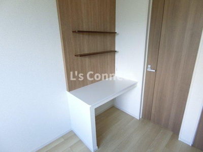 【設備】 | セブンヒルズⅥ | 机としても使える棚があります。