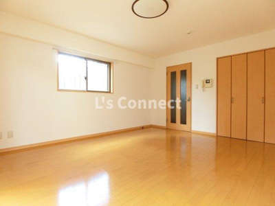 【居間・リビング】 | コージーコート高森Ａ棟 | 角部屋で２面に窓があります。