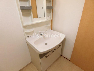 【洗面所】 | コージーコート高森Ａ棟 | 朝の支度もスムーズな独立洗面台。