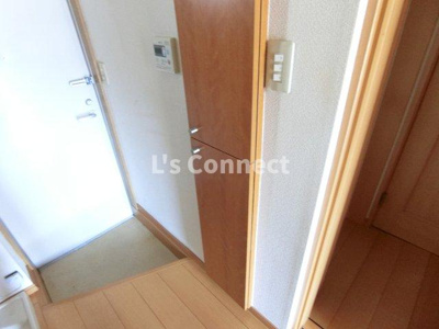 【玄関】 | シオンコート | 背の高い下駄箱で靴も収納できます。