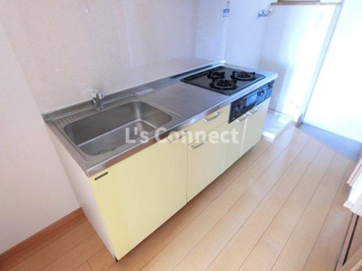 【キッチン】 | シオンコート | ３口ガスコンロのシステムキッチン。