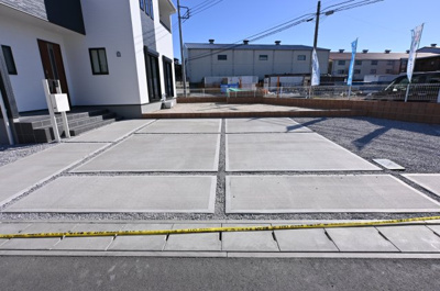 【駐車場】 | 大泉第15寄木戸　一建設 | 並列駐車可能なカースペースです！お客様も遊びに来やすいですね♪