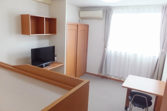 レオパレスソレーユの居間・リビング|1階はフローリング、2階はじゅうたんです。