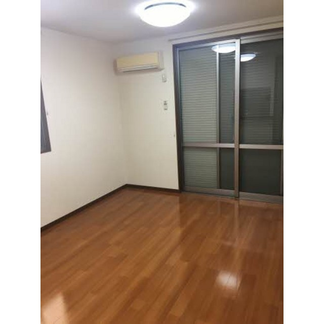 岐阜市鏡島西２丁目のアパートの居間・リビング