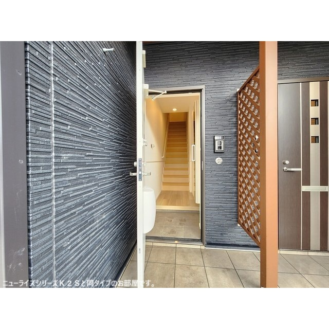 各務原市那加新田町１丁目のアパートの玄関