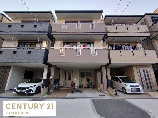 【外観】 | 三軒家東６丁目　中古戸建 | 車２台駐車可（車種による）
裏庭付き