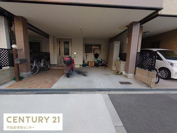 【駐車場】 | 三軒家東６丁目　中古戸建 | 車２台駐車可（車種による）
裏庭付き