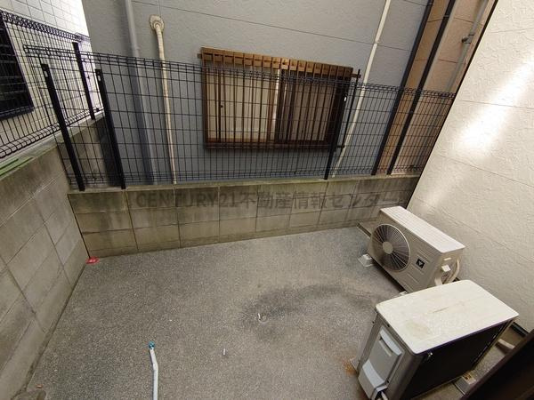 【庭】 | 三軒家東６丁目　中古戸建 | 車２台駐車可（車種による）
裏庭付き