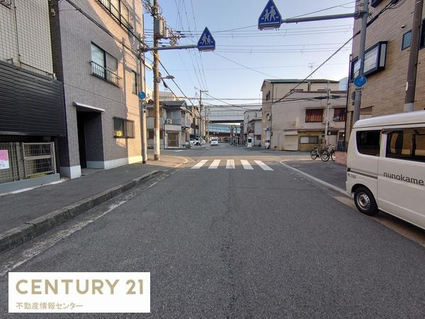 【前面道路含む現地写真】 | 三軒家東６丁目　中古戸建 | 車２台駐車可（車種による）
裏庭付き