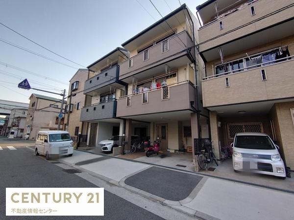 【バルコニー】 | 三軒家東６丁目　中古戸建 | 車２台駐車可（車種による）
裏庭付き