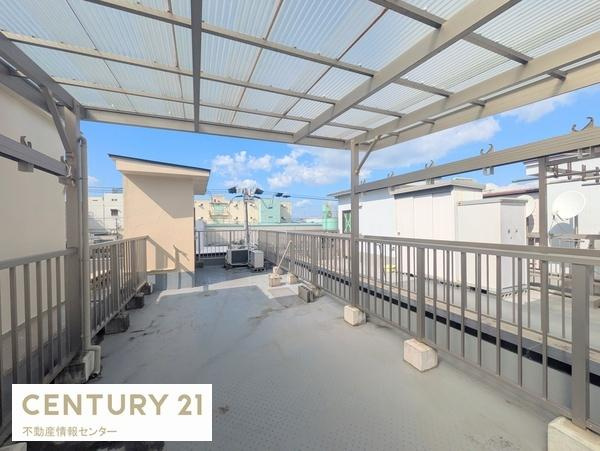 【バルコニー】 | 田中１丁目　中古戸建 | 屋根付きのルーフバルコニーは眺望・陽当り良好です！
水栓とコンセントがあるのもうれしいポイント！