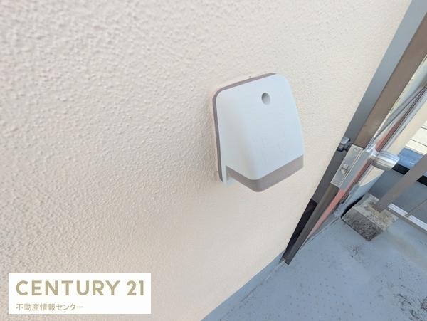 【バルコニー】 | 田中１丁目　中古戸建 | 屋根付きのルーフバルコニーは眺望・陽当り良好です！
水栓とコンセントがあるのもうれしいポイント！