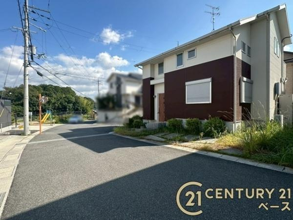 香芝市尼寺３丁目　一戸建の前面道路含む現地写真