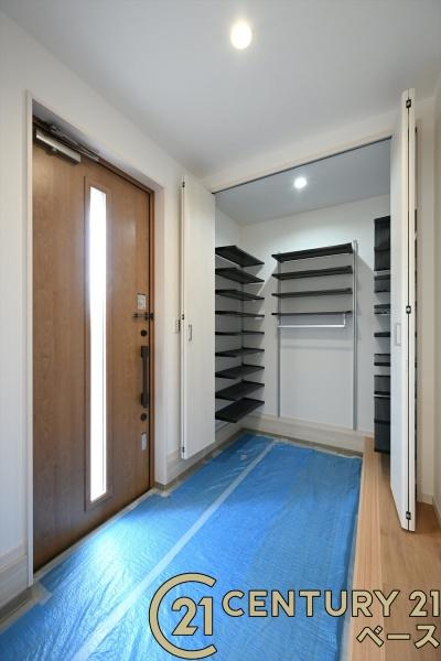 桜井市芝 ２号地／一戸建の玄関|■現地撮影写真■すっきりとした明るい玄関が家族やお客様を迎えてくれます！