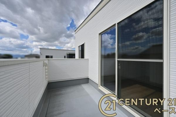 桜井市芝 ２号地／一戸建のバルコニー|■現地撮影写真■日当たりのよい広々としたバルコニー！洗濯物もよく乾きます！