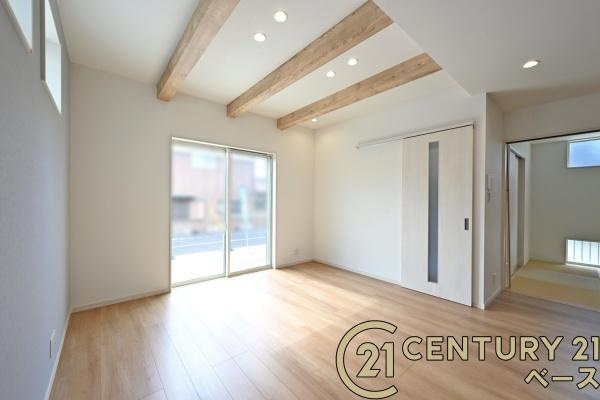 桜井市芝 ２号地／一戸建の居間・リビング|■現地撮影写真■大きな窓から柔らかい光が入り込む明るいリビングです！