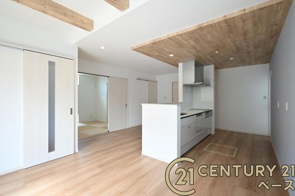 桜井市芝 ２号地／一戸建の居間・リビング|■現地撮影写真■ご家族でくつろいでいただける広々したリビングです！