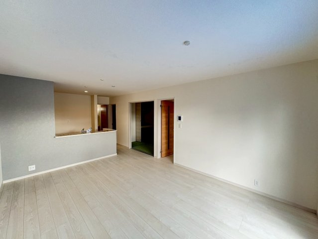 ■■八重瀬町伊覇第２－２号棟（全３棟）の居間・リビング|使いやすい居間です