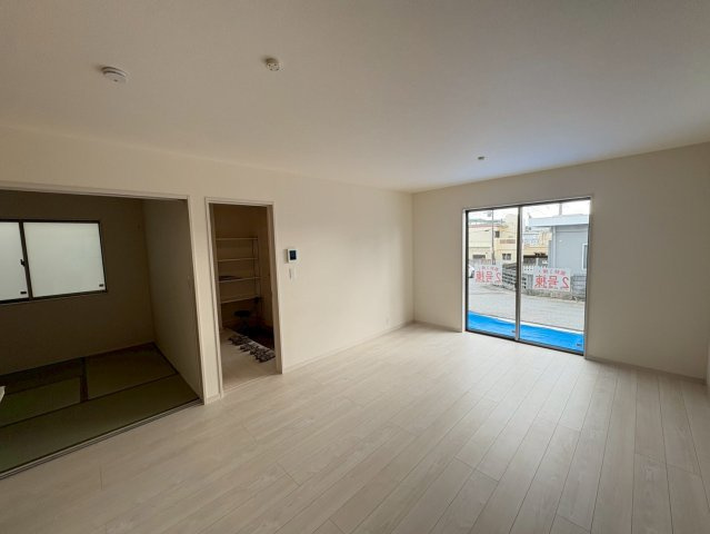 ■■八重瀬町伊覇第２－２号棟（全３棟）の居間・リビング|こちらのリビングで趣味の時間をお楽しみください