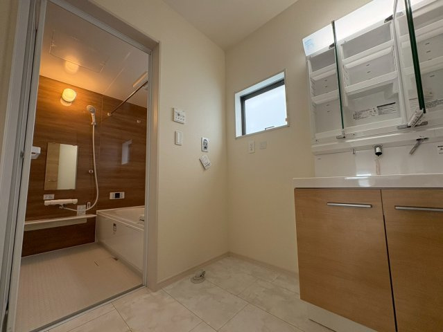 ■■八重瀬町伊覇第２－２号棟（全３棟）の独立洗面台|独立洗面台、小物を置くことができて便利です