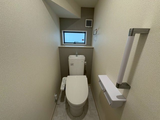 ■■八重瀬町伊覇第２－２号棟（全３棟）のトイレ|落ち着いた色調のトイレです