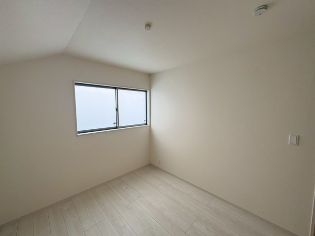 ■■八重瀬町伊覇第２－２号棟（全３棟）の洋室|ゆったりした洋室です