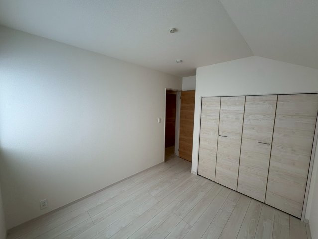 ■■八重瀬町伊覇第２－２号棟（全３棟）の洋室|明るい洋室です