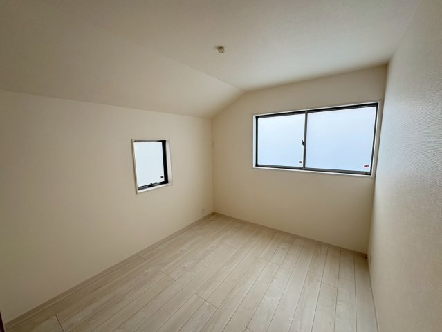 ■■八重瀬町伊覇第２－２号棟（全３棟）の洋室|個人の部屋や寝室として使える洋室です